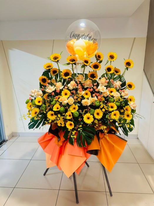 Giant opening flowers arrangement 1