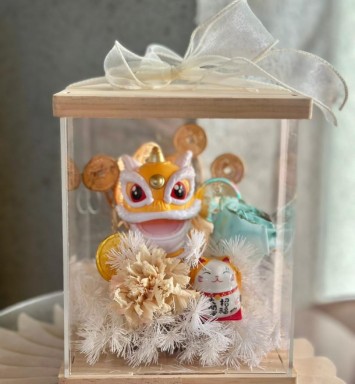Fortune & Blessings Preserved Blooms Acylic Box